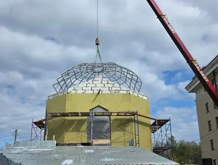 Купол устанавливают в часовне святого Фаддея в центре Петрозаводска