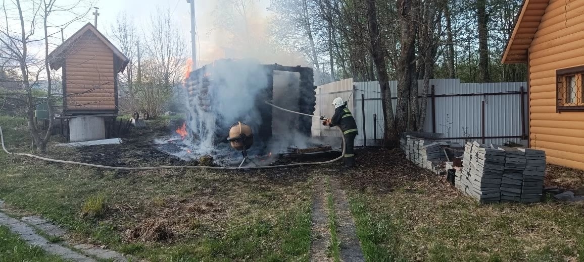 Больше часа пожарные пытались спасти сарай и соседние с ним дома в карельской деревне