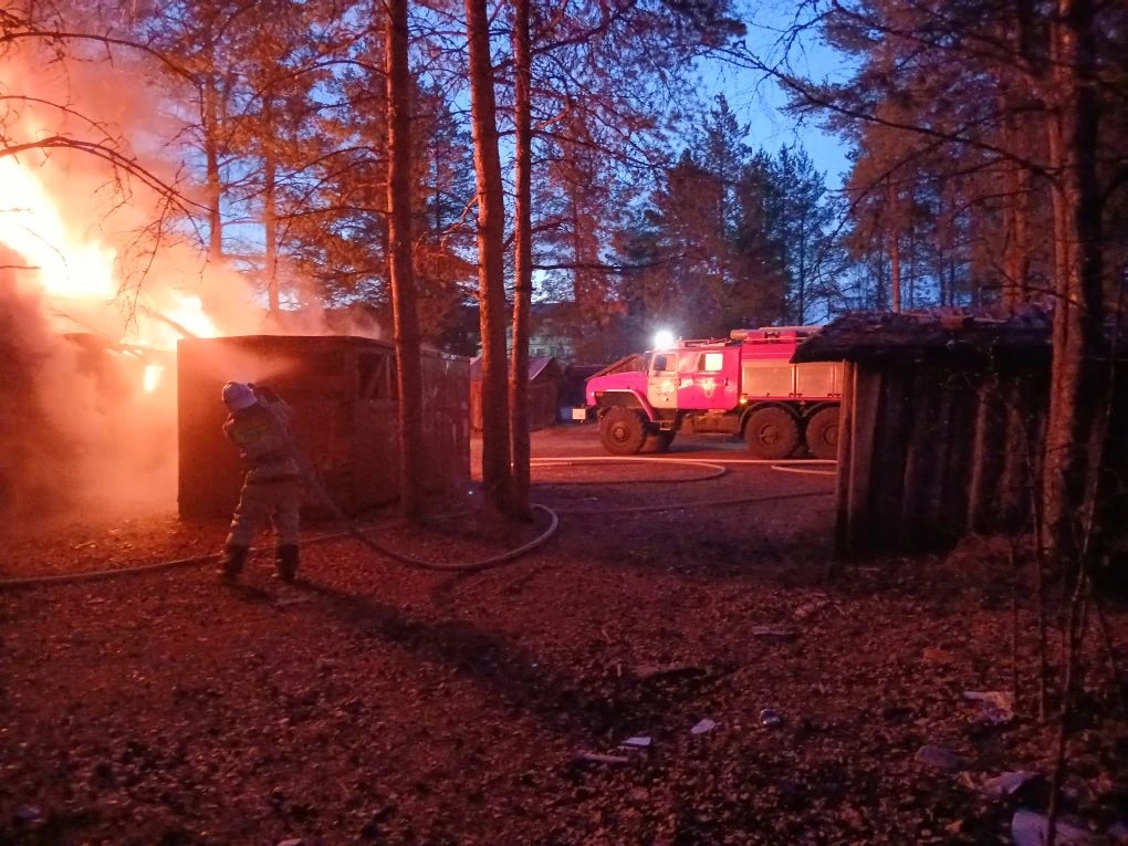 Больше двух часов тушили ночной пожар огнеборцы Муезерского округа
