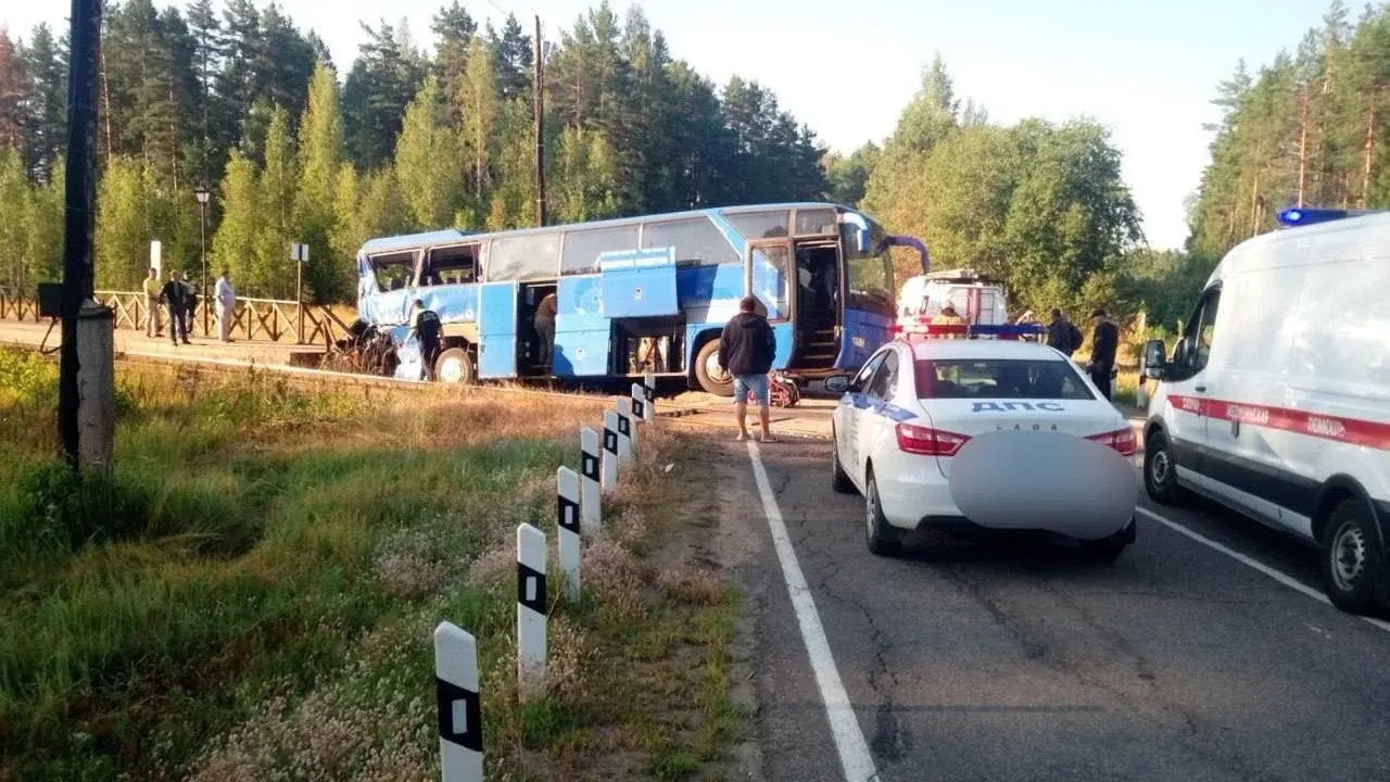 Водитель автобуса с туристами, ехавший из Карелии, ответит за смертельное ДТП с поездом
