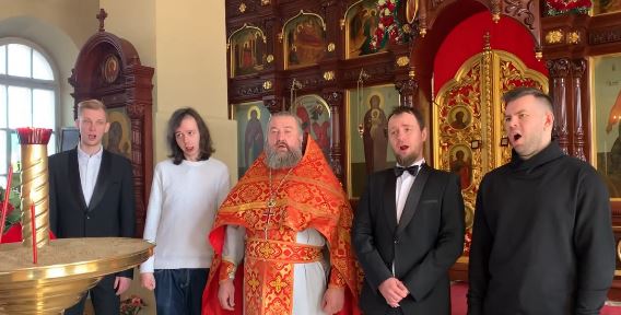 Песню День Победы исполнили после службы в храме Петрозаводска
