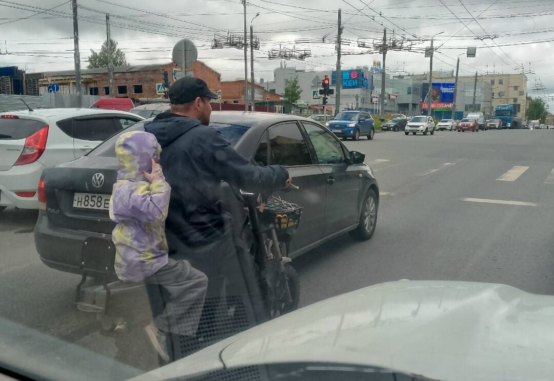 «До трагедии секунда»: водитель мопеда рисковал жизнью ребенка в Петрозаводске
