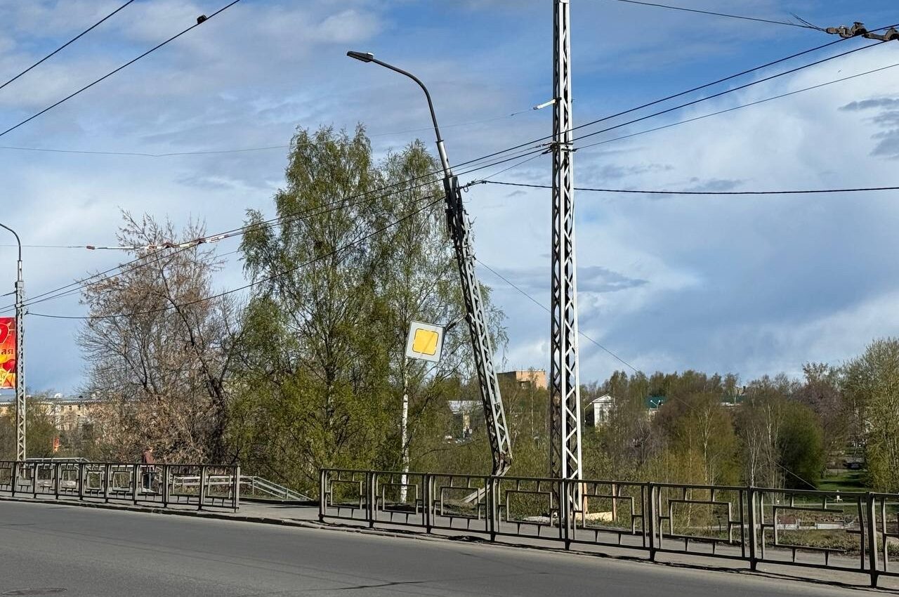 Повисший на проводах фонарный столб вот-вот рухнет на дорогу в Петрозаводске