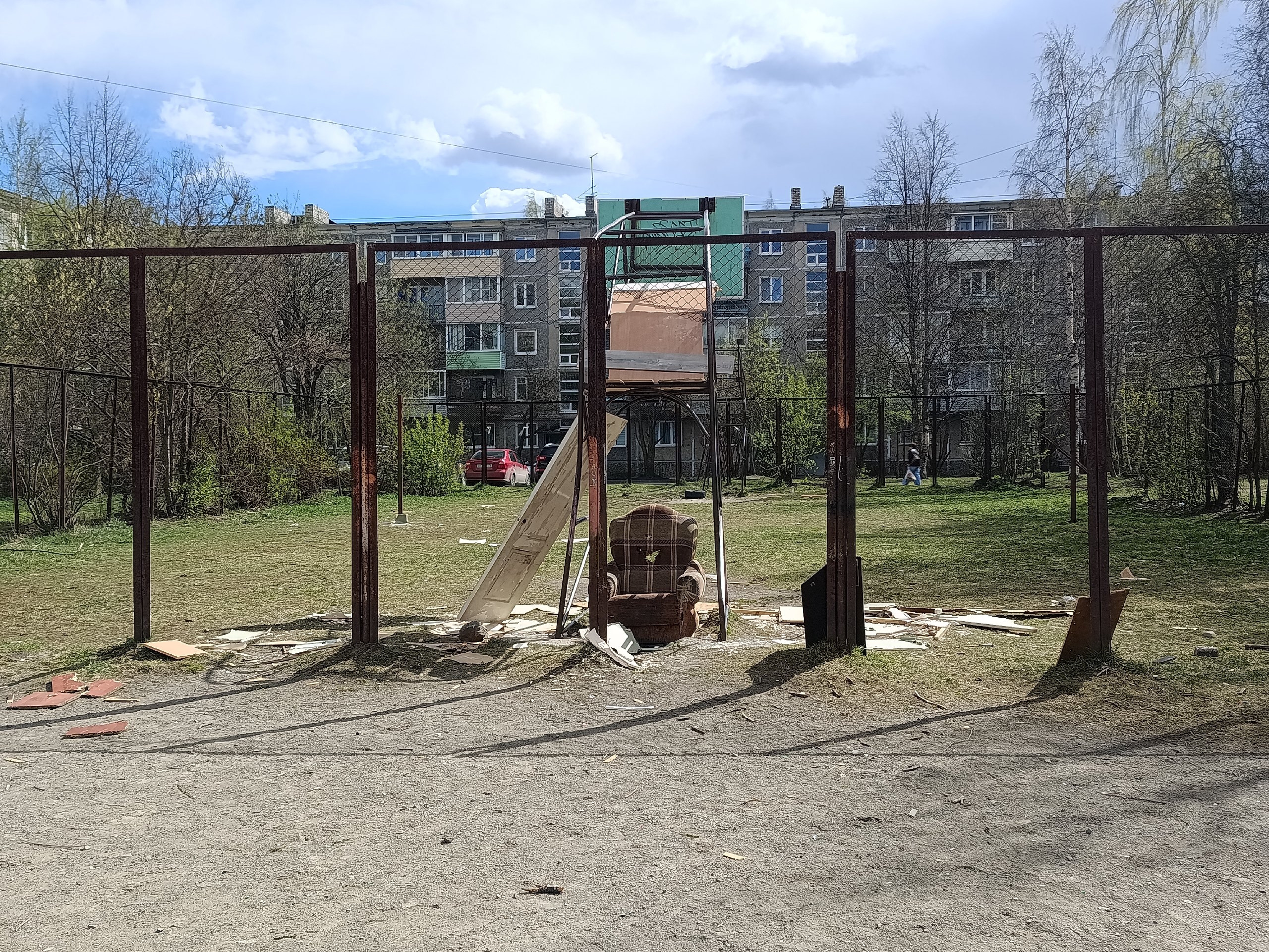 Дети захламили двор в Петрозаводске бытовым мусором с помоек