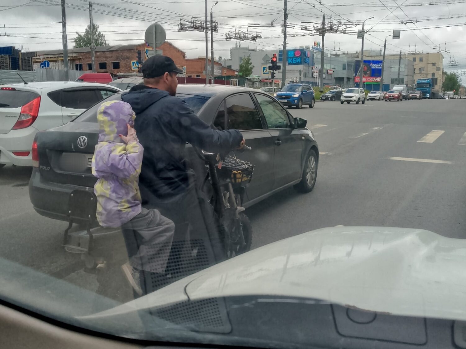 ГАИ объявила в розыск водителя электровелосипеда, который опасно перевозил ребенка