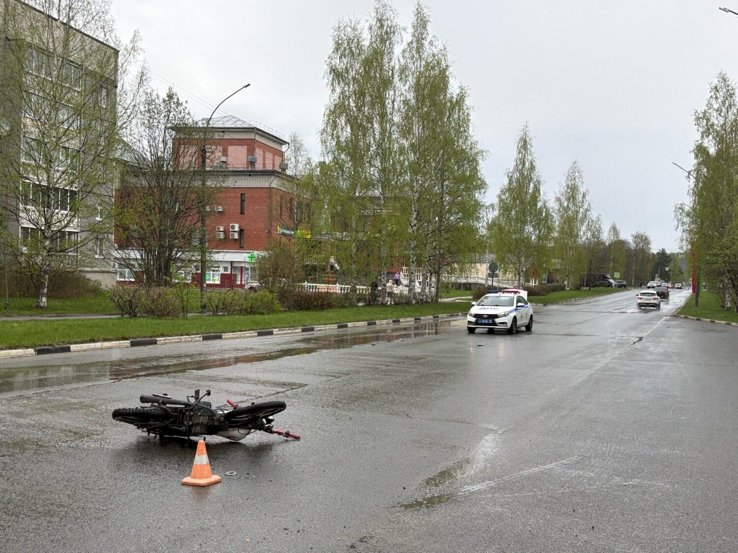 Водитель легковушки отправил юного мотоциклиста на больничную койку в Медвежьегорске