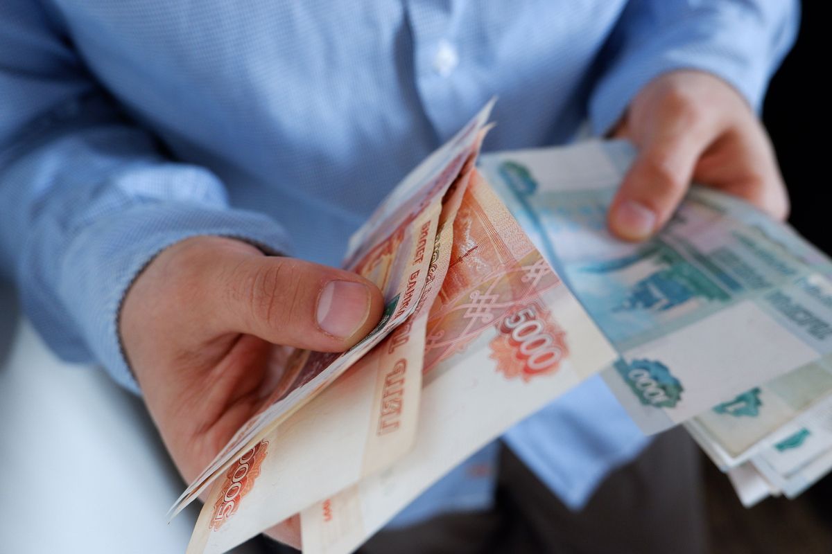 Почему россияне массово снимали наличные в майские праздники