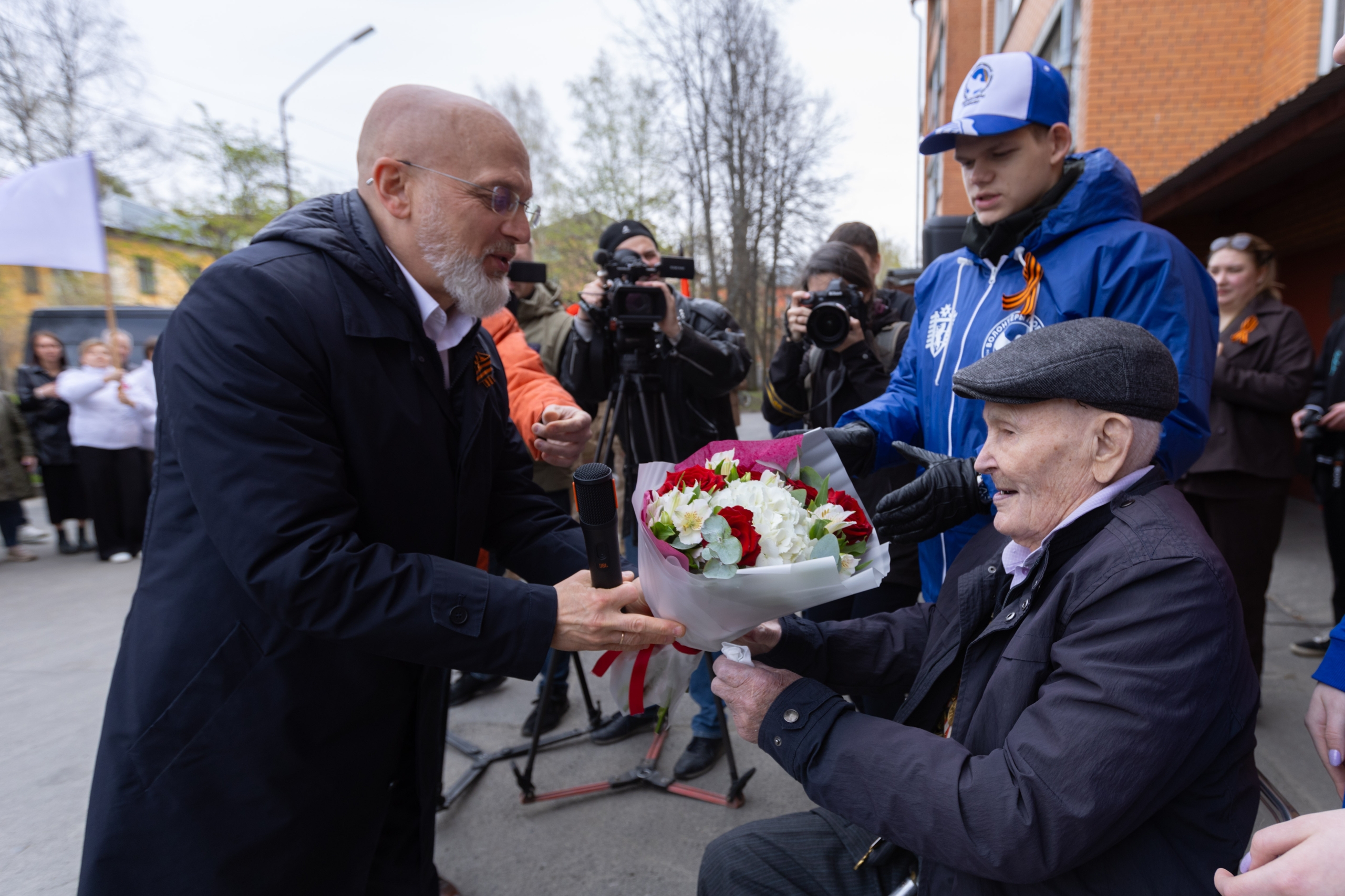 Элиссан Шандалович поздравил с наступающим 100-летним юбилеем и 9 Мая ветерана ВОВ в Петрозаводске