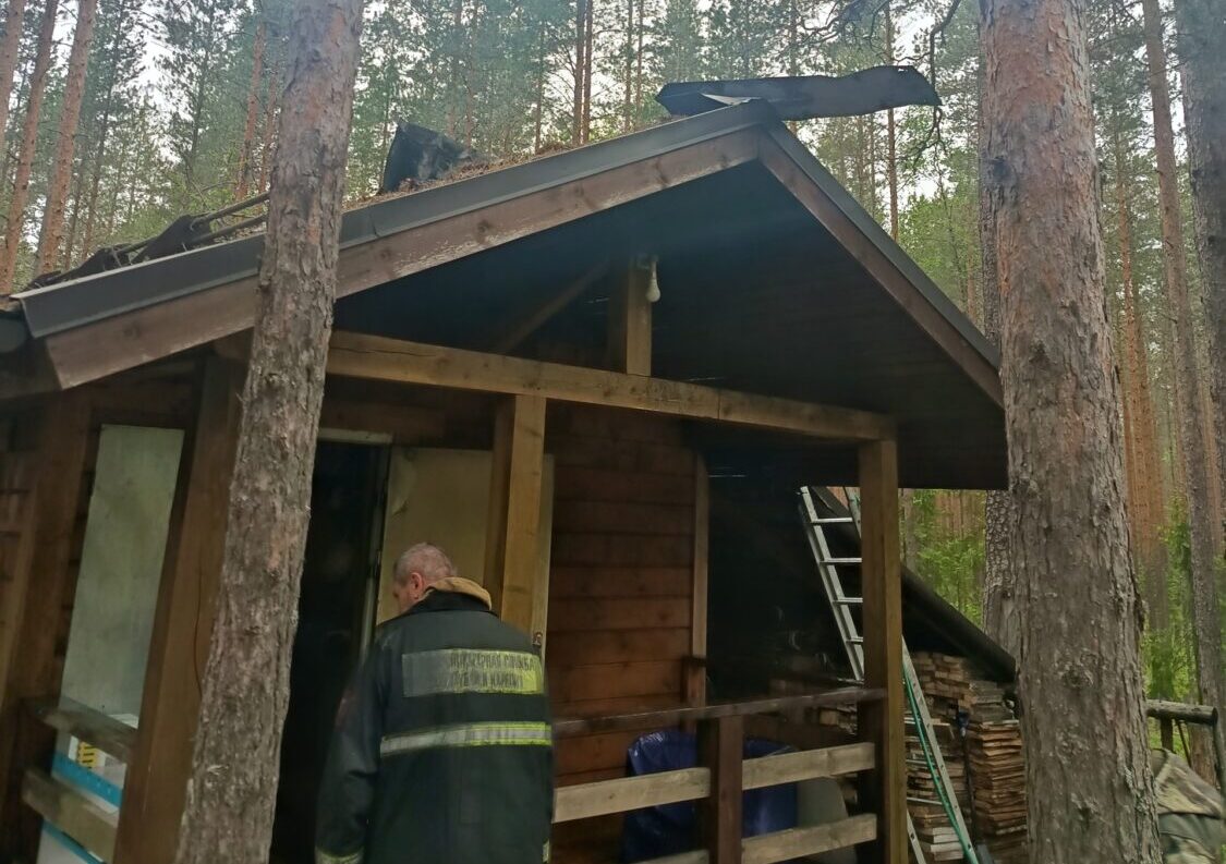 Жители Олонецкого района отстояли дома от пожара