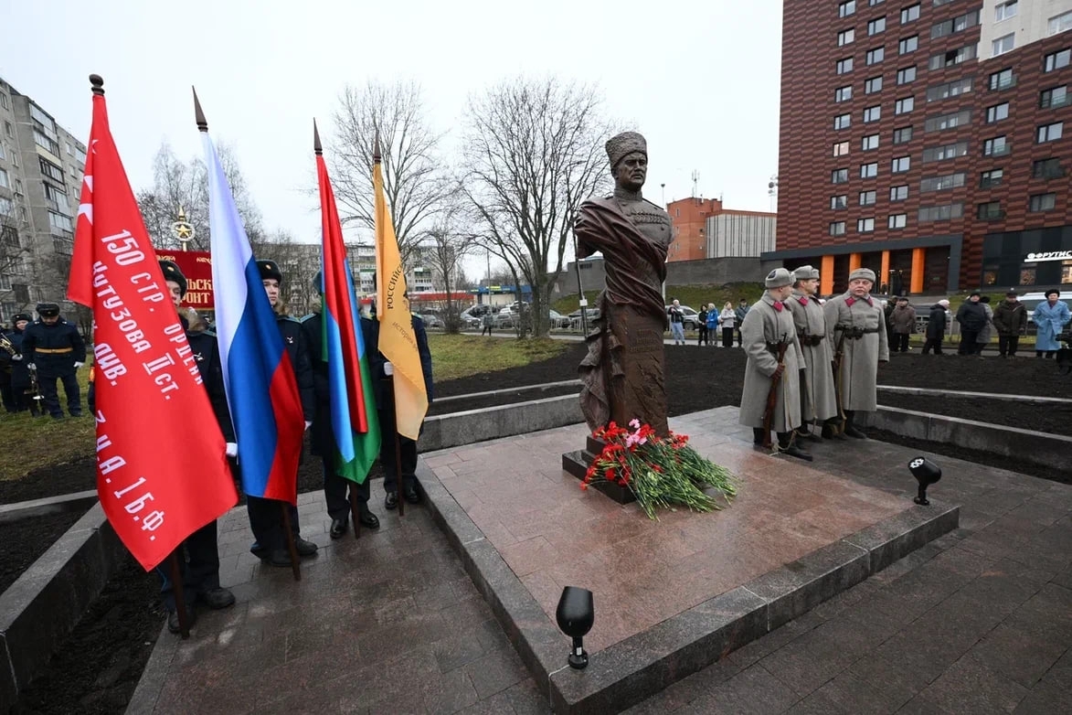 Сквер у героя: в Петрозаводске благоустроят памятник Фролову