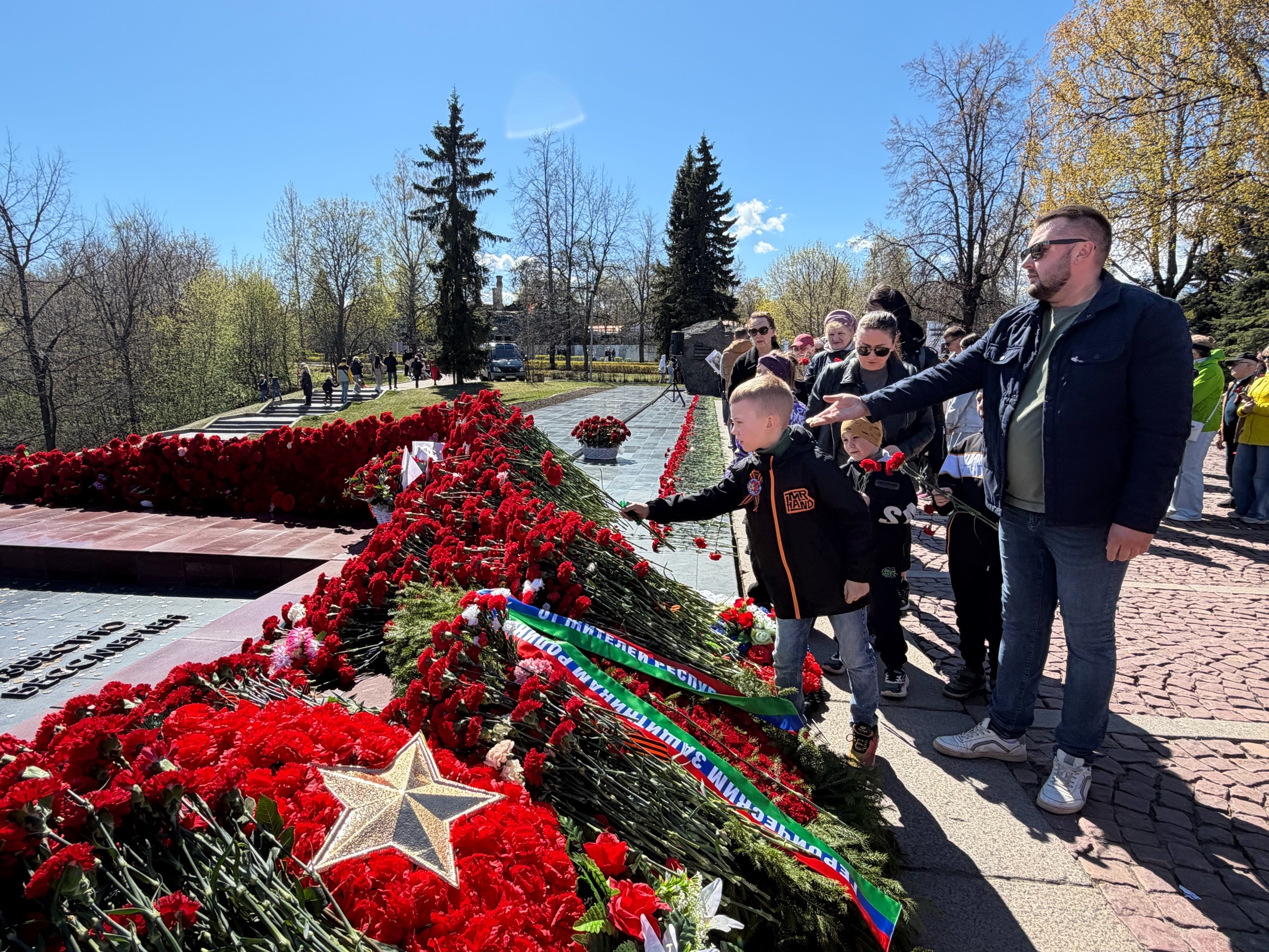 Цветы, синее небо и память о предках: жители Петрозаводска отмечают День Победы