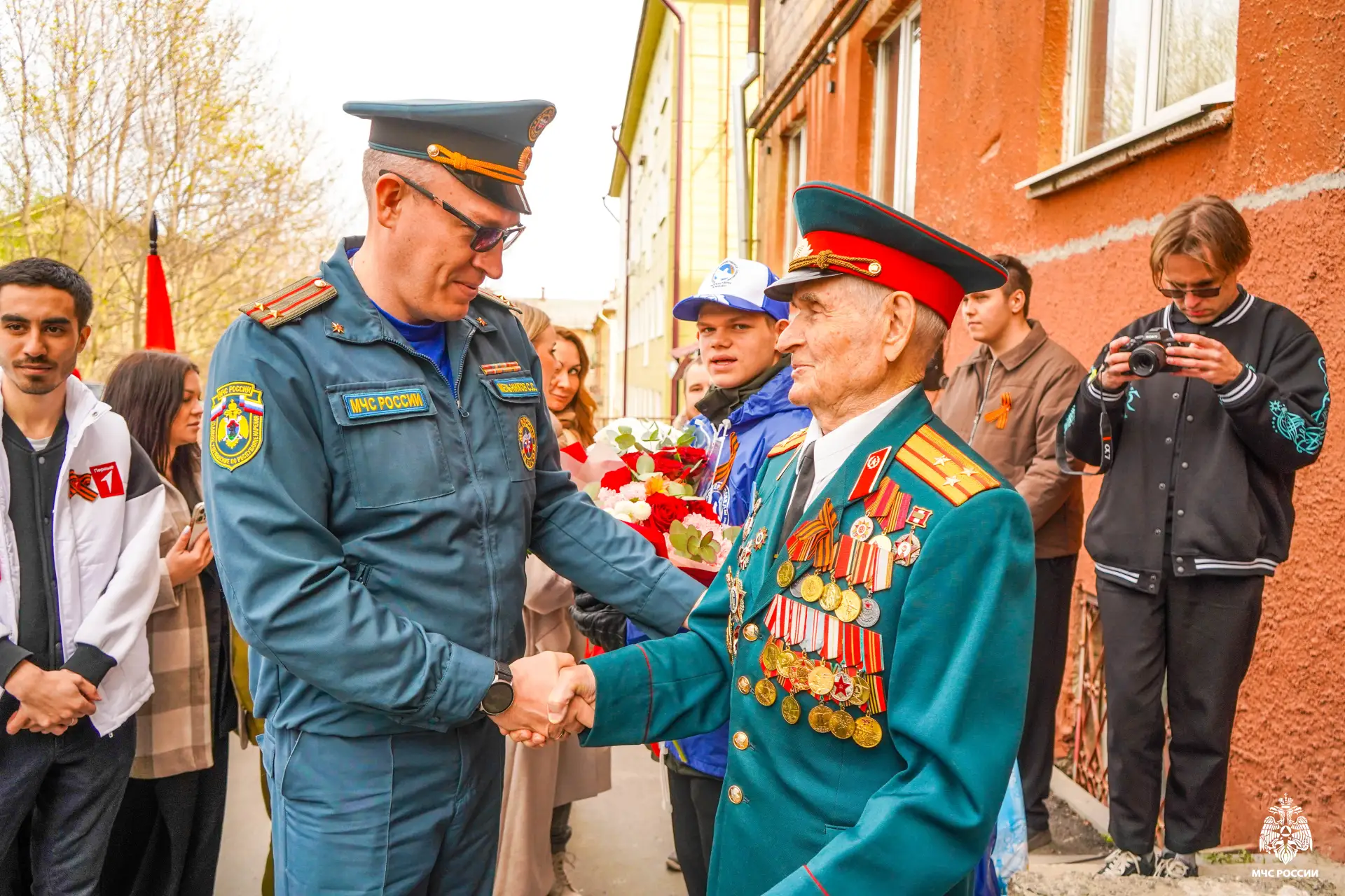 Сотрудники МЧС поздравили ветеранов с наступающим праздником в Петрозаводске