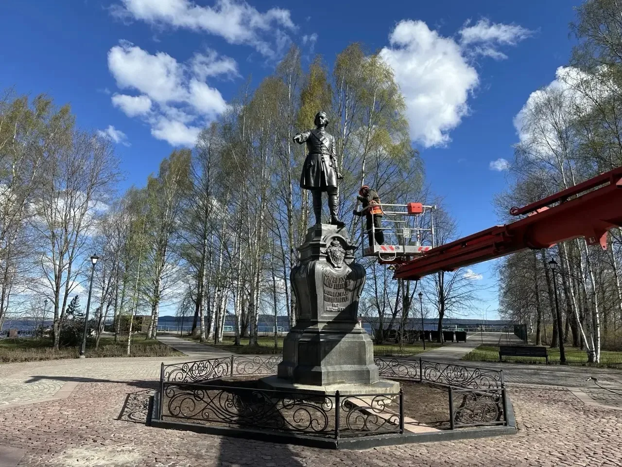Петра Первого и Отто Куусинена начали отмывать в Петрозаводске