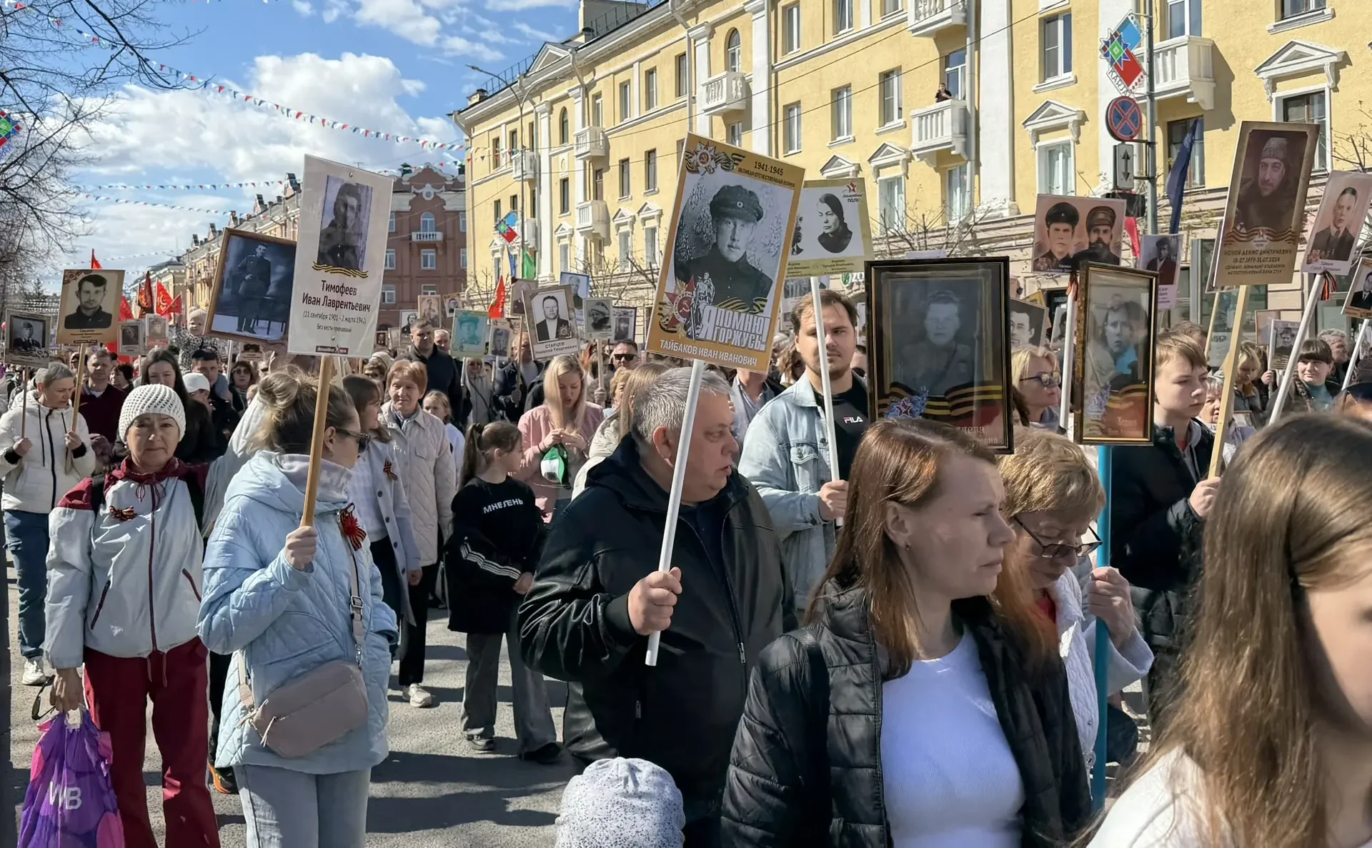 Около 20 тысяч человек прошли в «Бессмертном полку» по улицам Петрозаводска и Костомукши