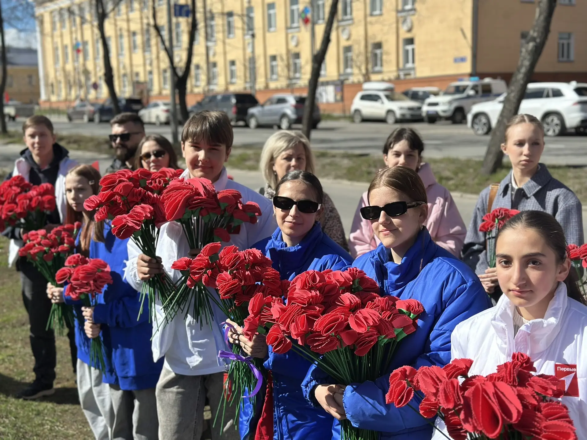 Школьники вместе с горожанами украсили Петрозаводск тысячами гвоздик