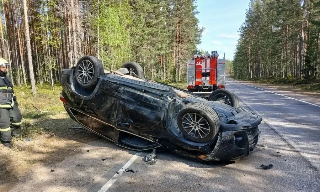 Ребенок и взрослый пострадали во время ДТП с перевертышем в Карелии