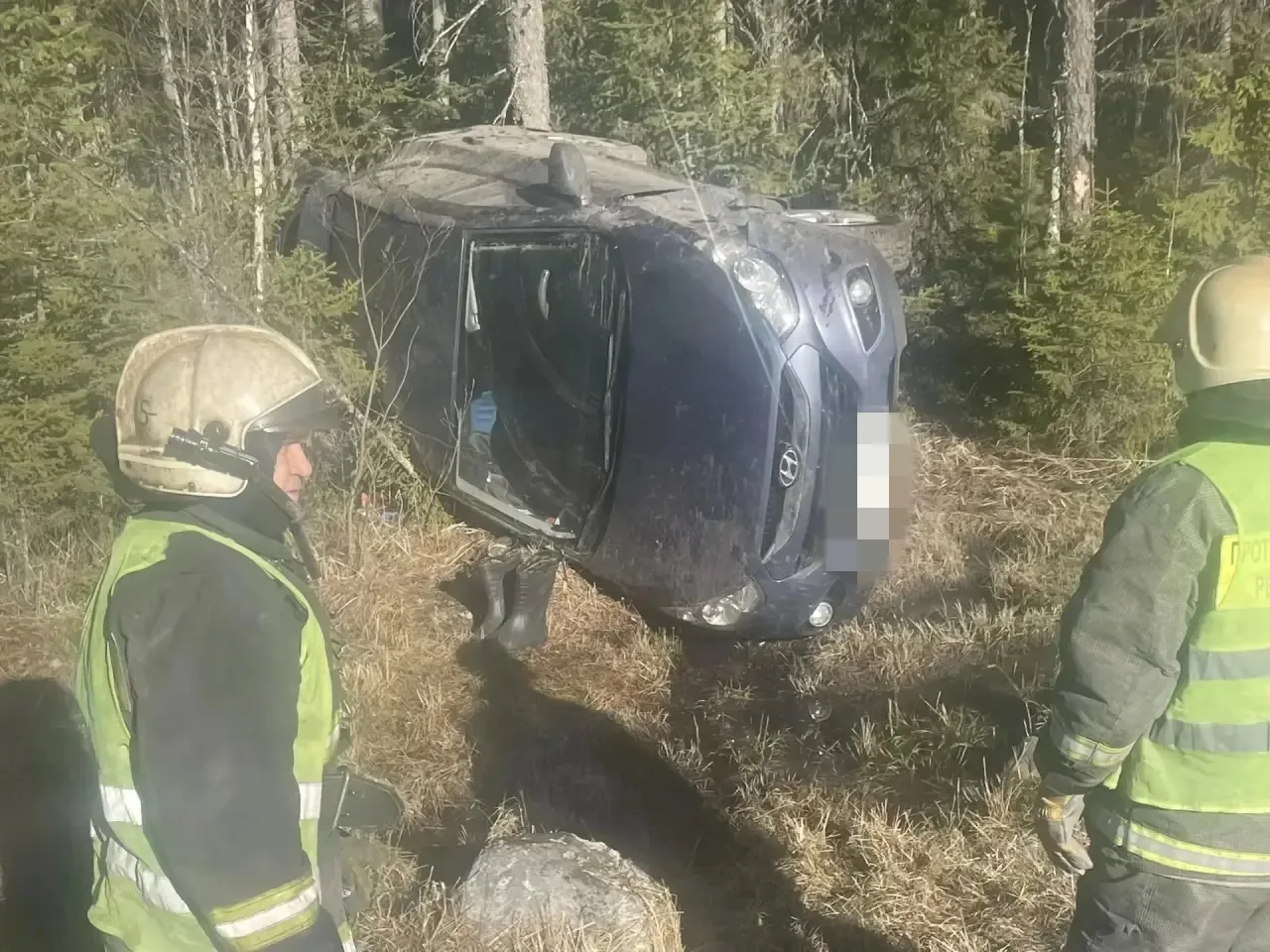 Автомобиль вылетел в кювет и лег на бок на трассе «Кола» в Карелии