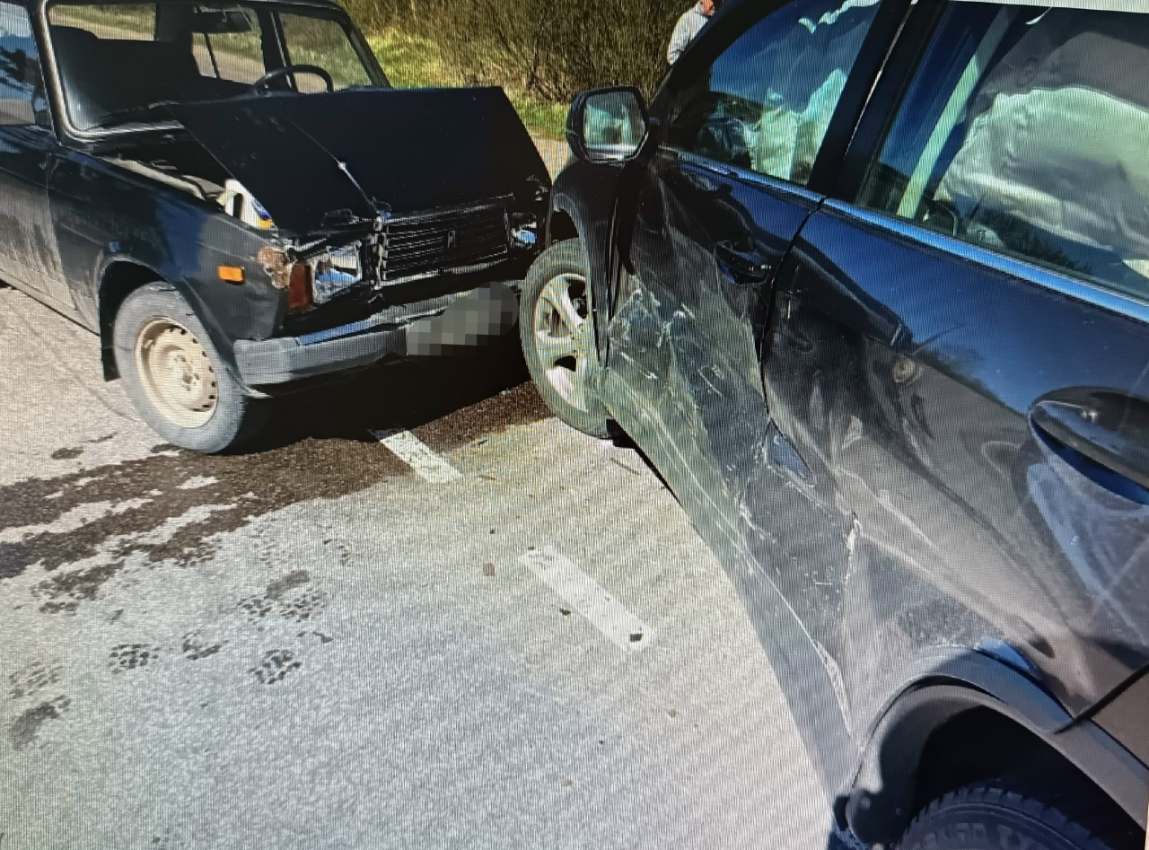 Плохо выучившая правила автоледи покалечила себя и другого водителя на дороге в Карелии