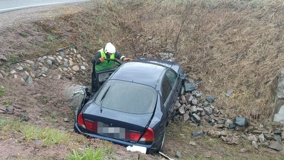 Автомобиль с людьми улетел в кювет на юге Карелии