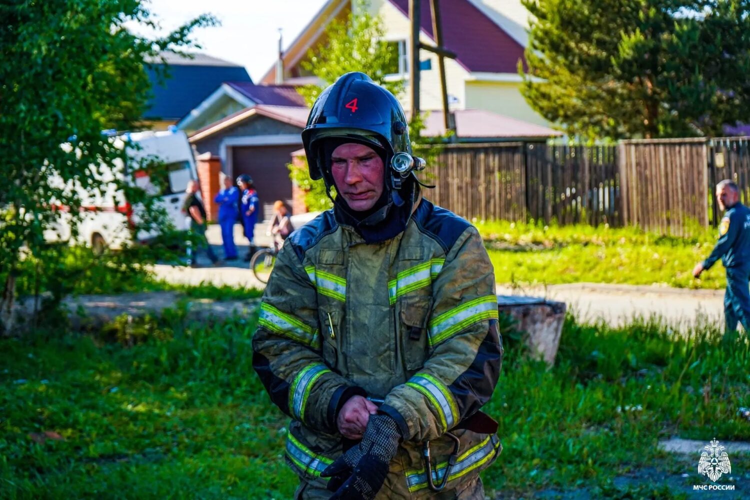Герои дня: пожарные спасли восемь человек из горящего дома в поселке Карелии