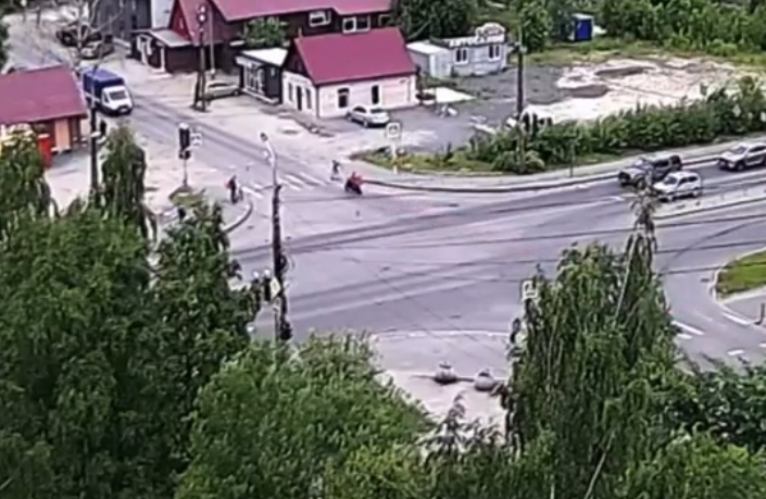 Молодой водитель на скутере врезался в девочку на улице в Петрозаводске