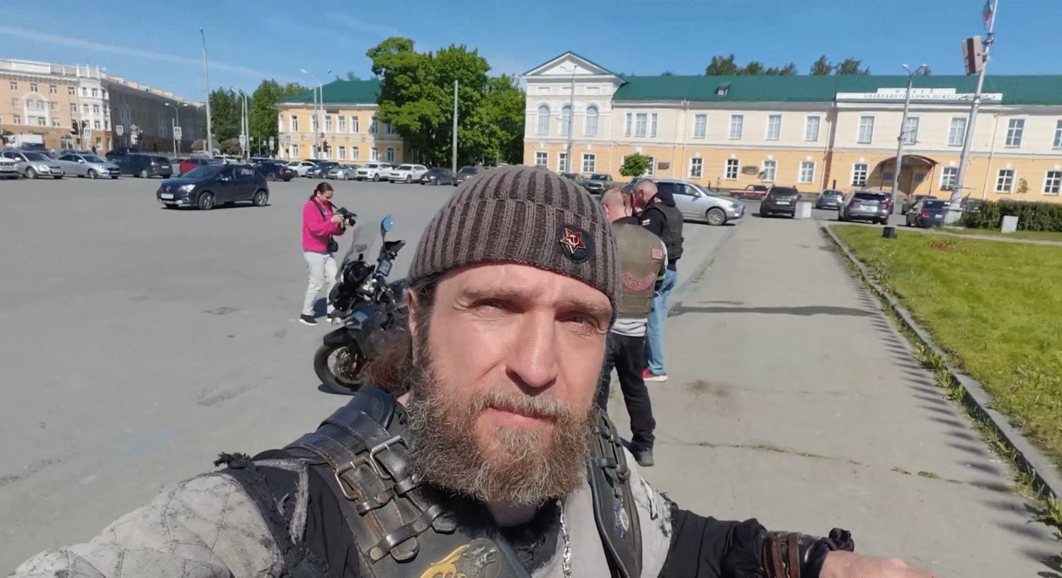 Лидер «Ночных волков» Хирург контролирует подготовку к мотошоу в Петрозаводске