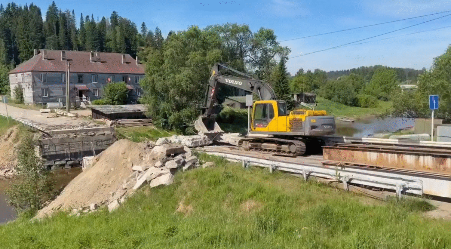Аварийный мост через реку Куркийоки демонтировали в Карелии