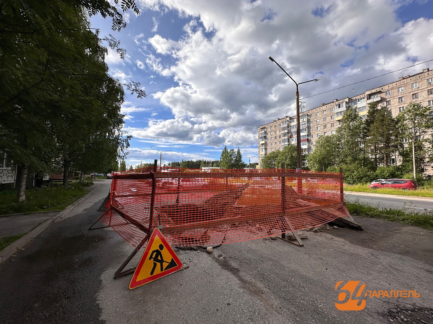 Из-за аварии на теплотрассе в центре Костомукши образовалась воронка