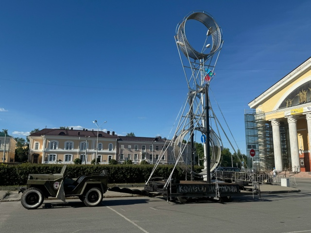 Технику для грандиозного мотошоу устанавливают в центре Петрозаводска