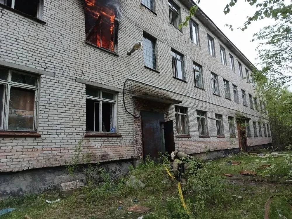 Мебель загорелась в заброшенном доме в Беломорске