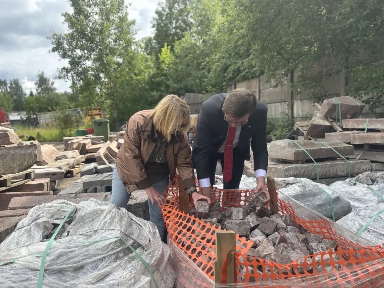 Стала известна судьба малинового кварцита с набережной Петрозаводска