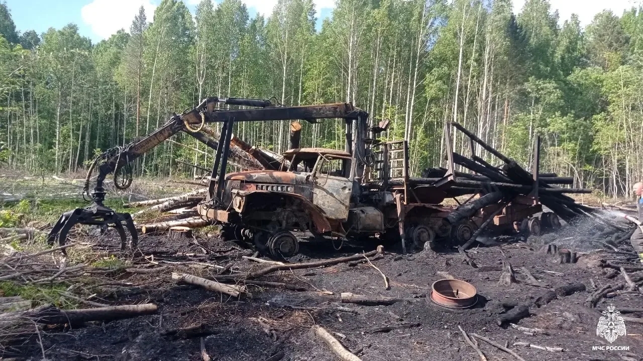 Грузовик полностью сгорел в Карелии