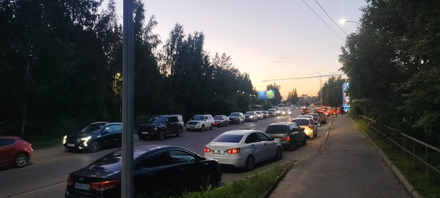 Очнитесь вы: водителей Петрозаводска призвали не создавать дефицит бензина