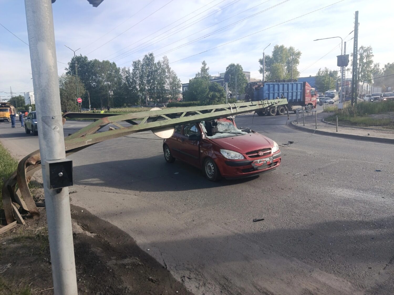 Жители жаловались на столб, рухнувший на машину в Петрозаводске