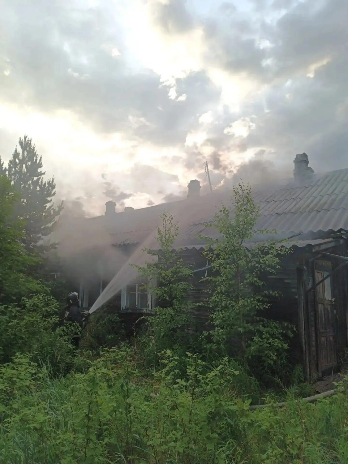 Мужчина погиб в огне на севере Карелии