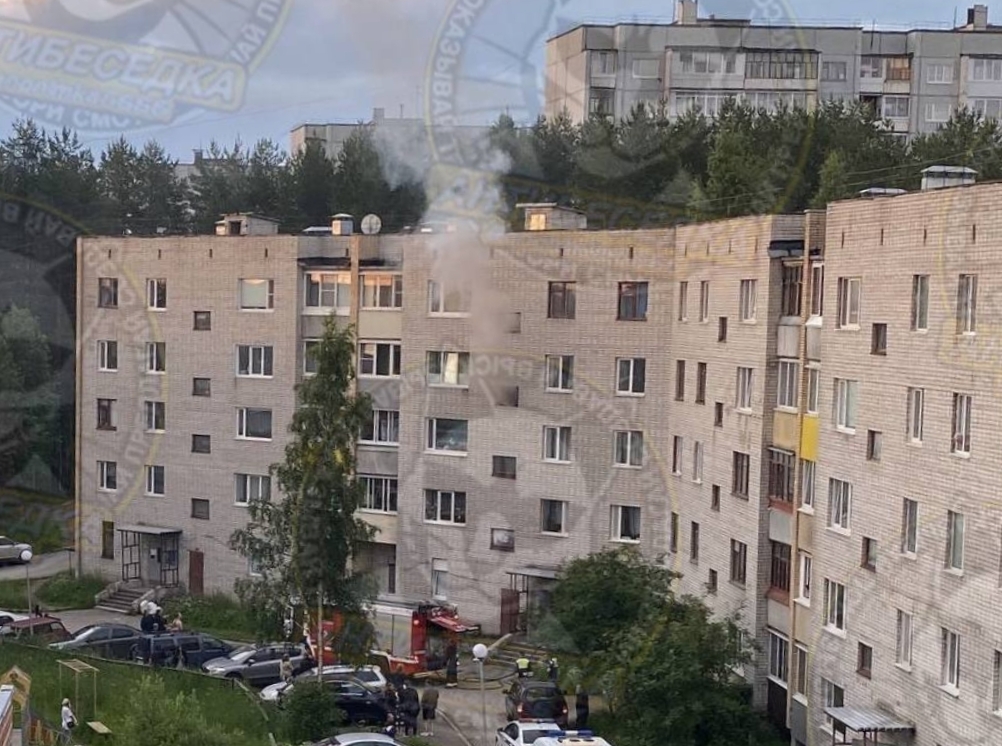 Огонь охватил квартиру на последнем этаже дома на севере Карелии