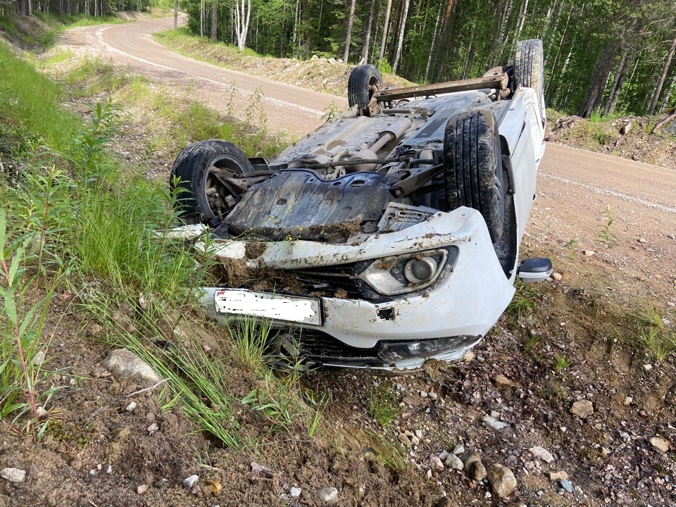 Автомобиль опрокинулся на крышу на севере Карелии