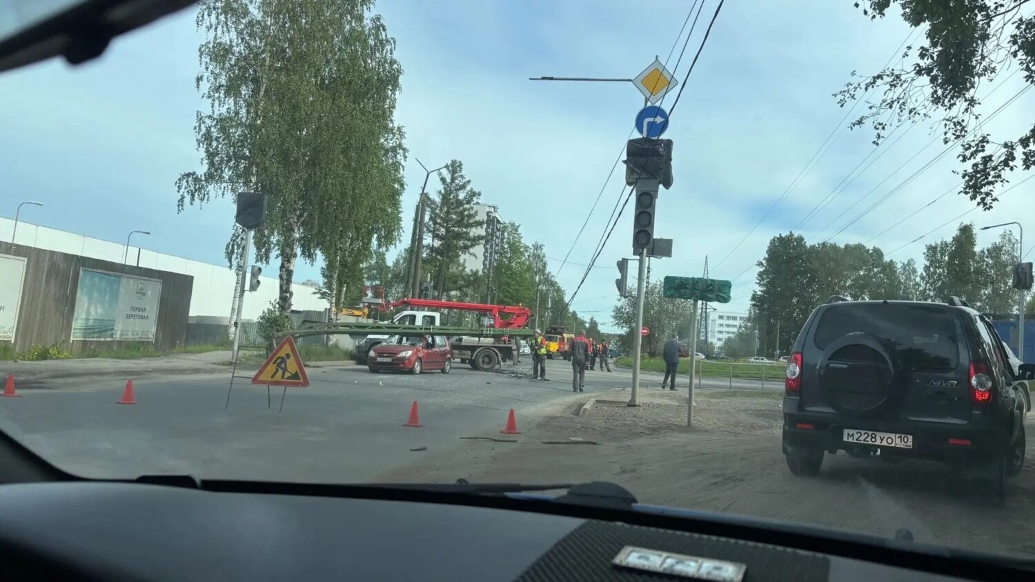 Столб наружного освещения рухнул на автомобиль в Петрозаводске