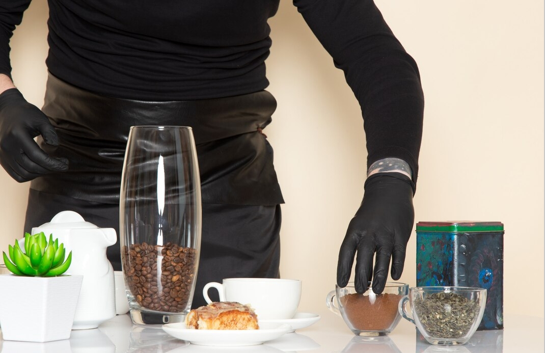Официант попытался обокрасть посетительницу в туристическом городе Карелии