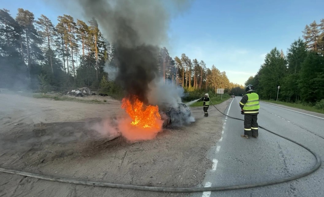 Автомобиль загорелся на трассе Олонец - Питкяранта