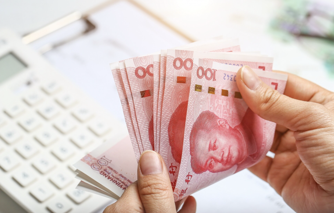 Китай продолжает ослаблять юань: курс опустился до 6,81 за доллар