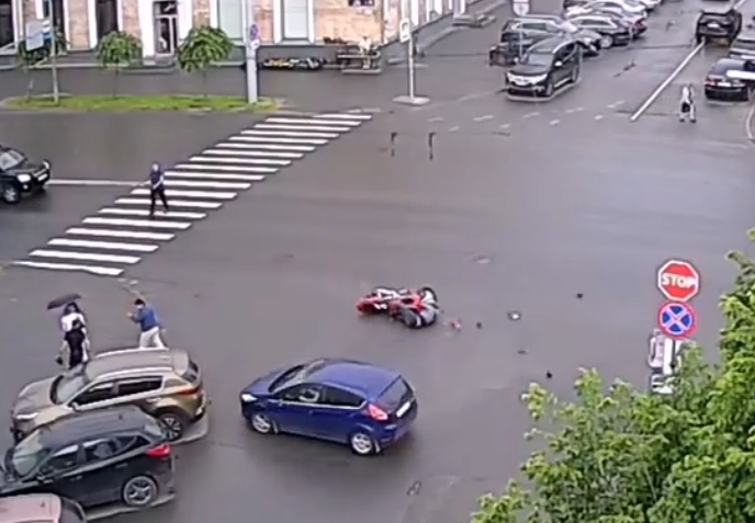 Мотоциклист попал под машину в центре Петрозаводска