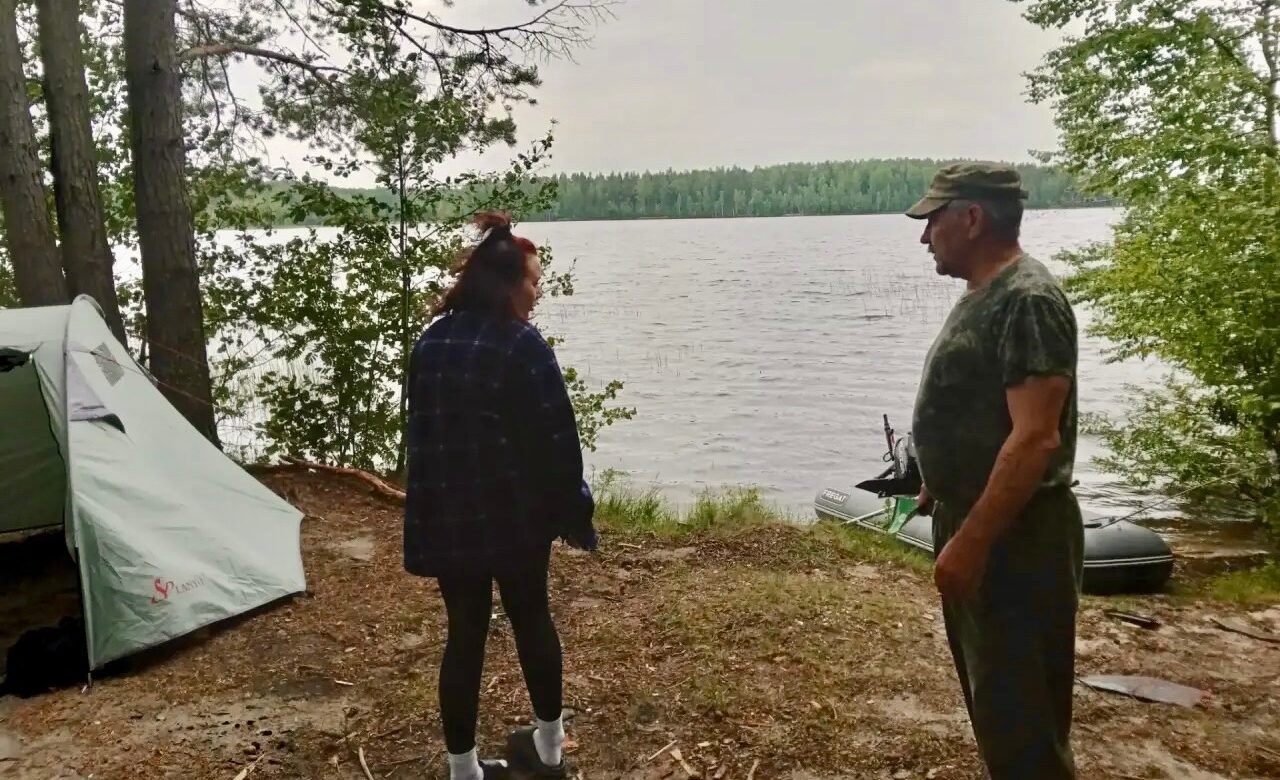 Сон у потухшего костра: инспекторы разбудили нерадивых туристов на озере в Карелии