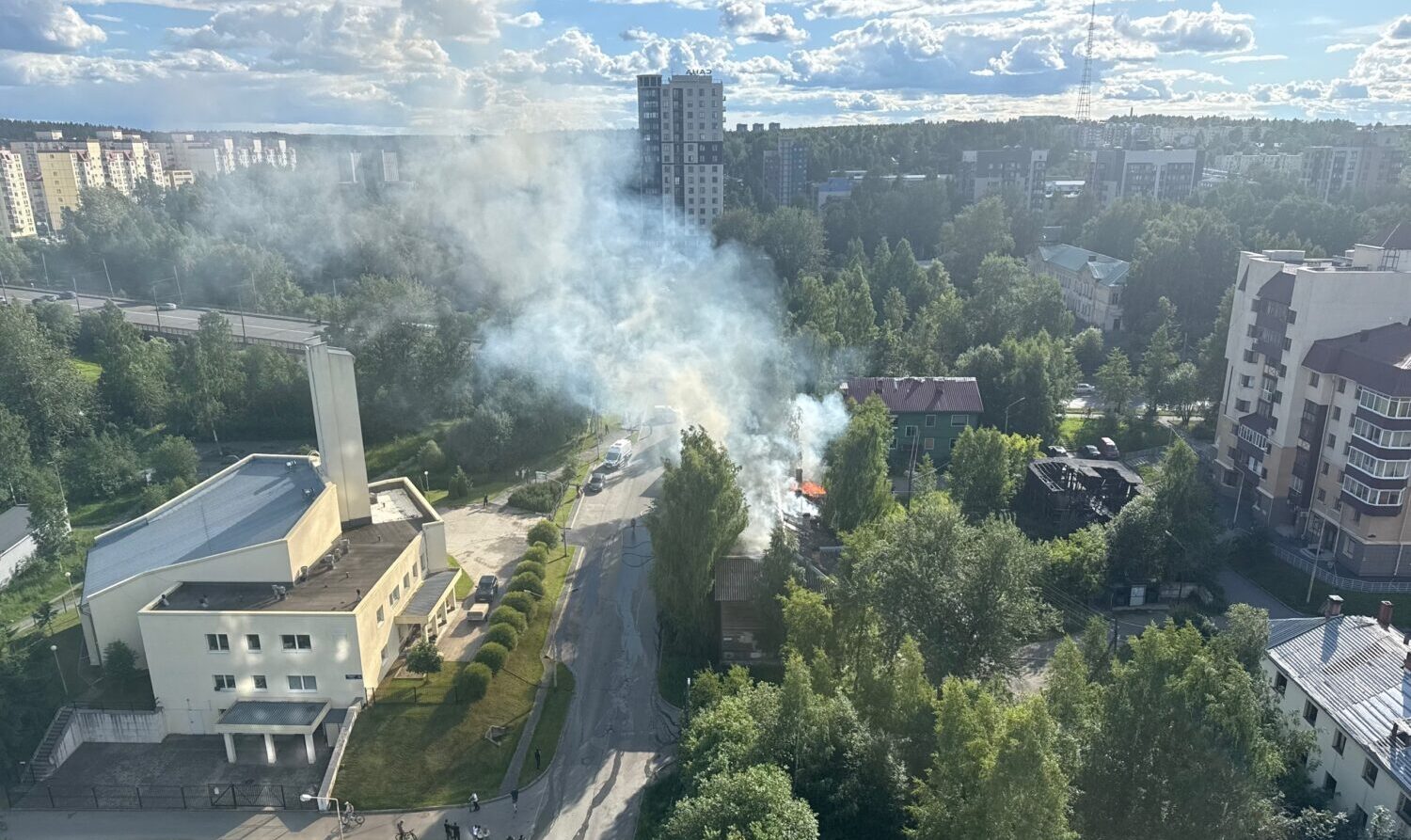 Деревянный дом полыхает в центре Петрозаводска