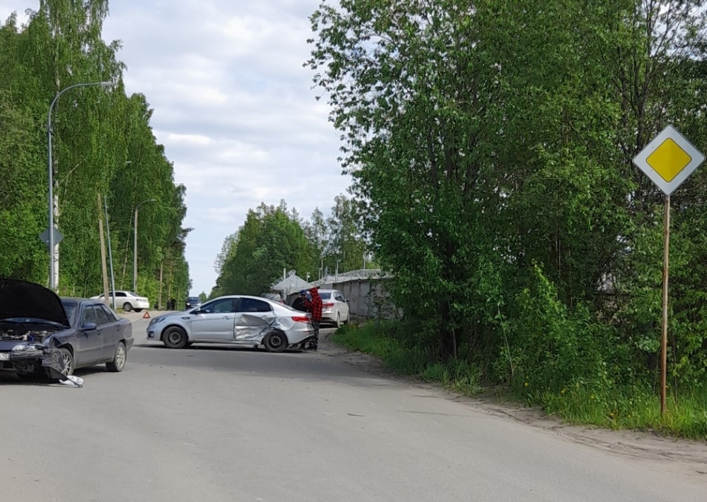 Женщина пострадала при столкновении двух иномарок в Петрозаводске