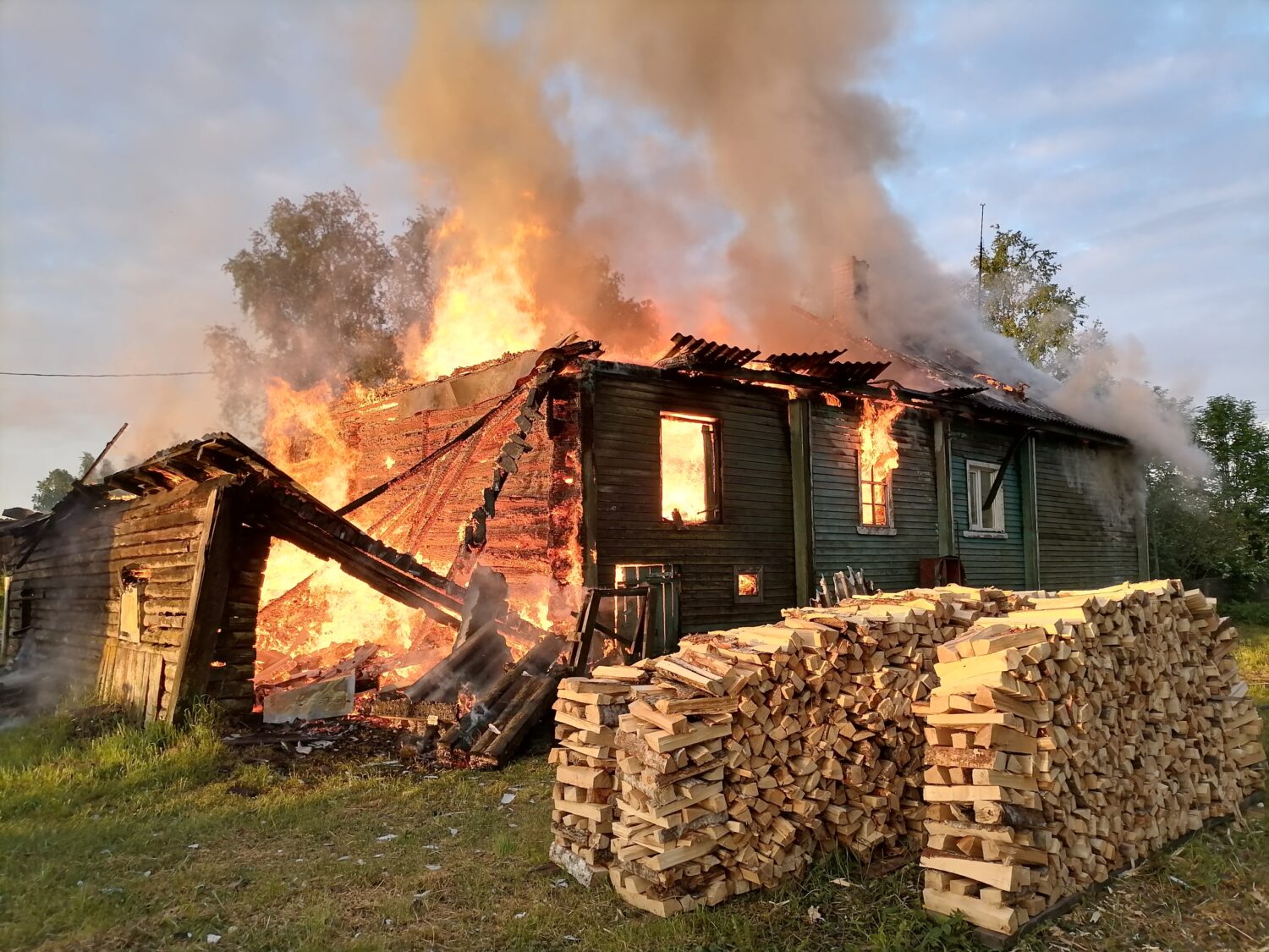 Дом полыхал ночью на юге Карелии