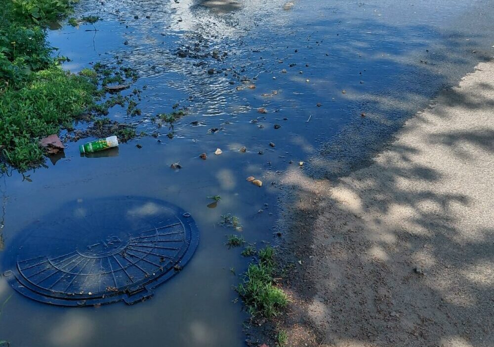 Нечистоты затопили улицу в густонаселенном районе Петрозаводска