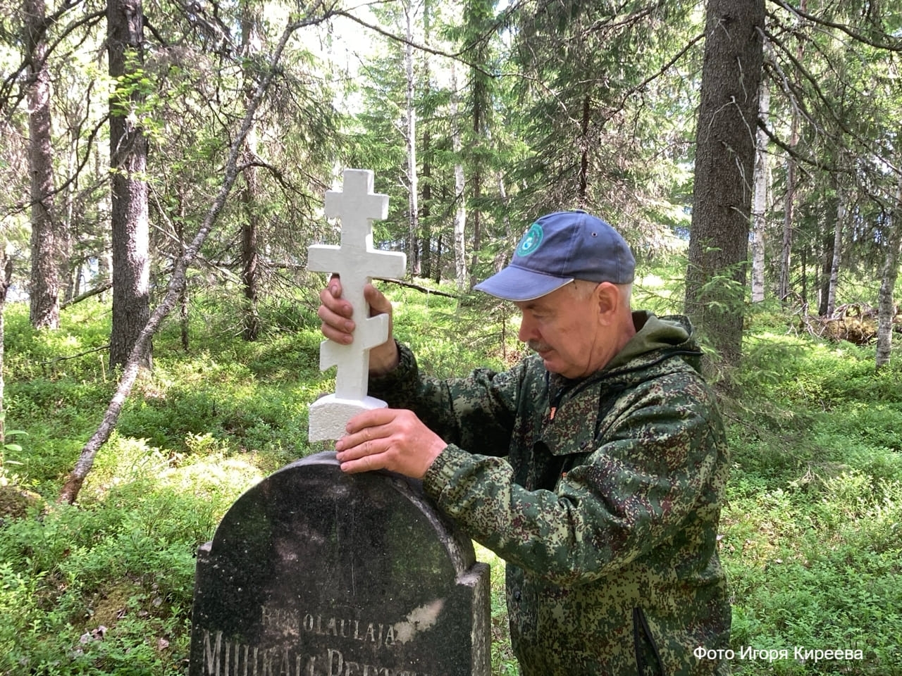 В Карелии вернули крест на могилу известного рунопевца