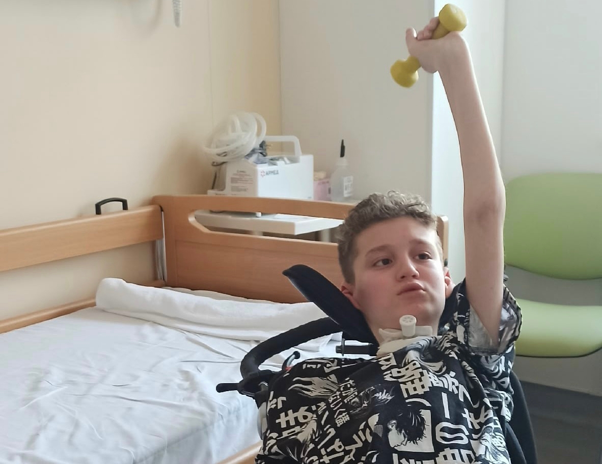 Верим в большее: укушенный клещом Сева поднял гантель