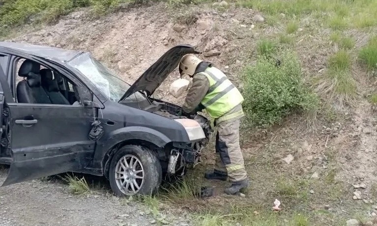 Легковушка перевернулась на трассе в Карелии